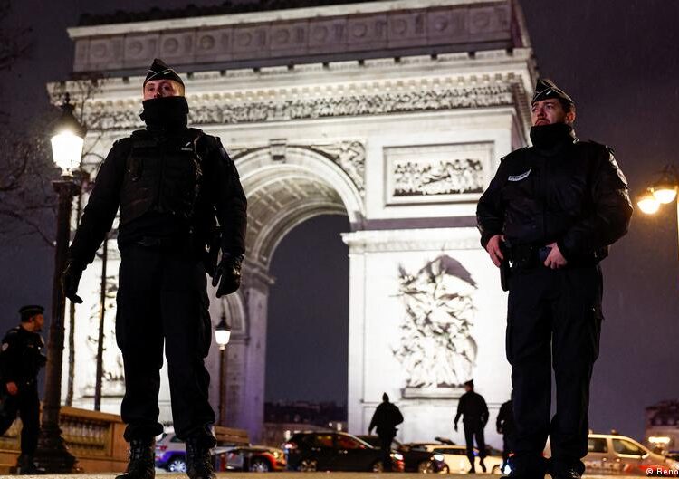 Knife-wielding man shot by police at Arc de Triomphe Knife-wielding man shot by police at Arc de Triomphe