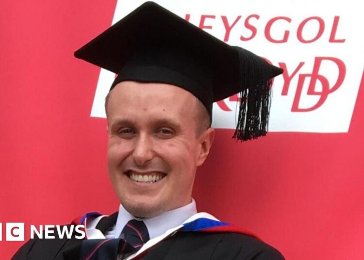 Pupil mortgage curiosity means physician fears he won’t ever pay it off – BBC