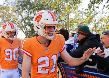 Lightning put on Bucs uniforms, Bruins costume as Patriots for out of doors sport