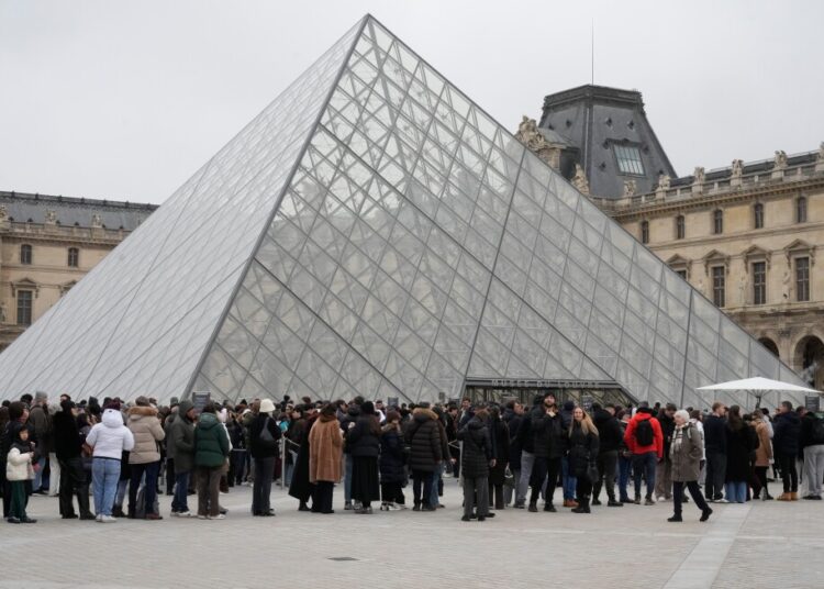 Louvre Museum chief resigns in wake of jewels heist Louvre Museum chief resigns in wake of jewels heist