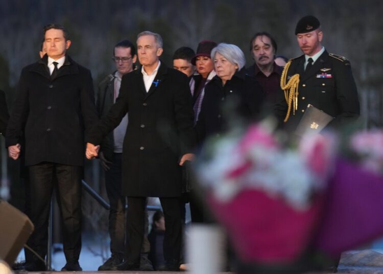 Prime Minister Carney and Canada’s principal opposition chief maintain arms throughout faculty taking pictures vigil