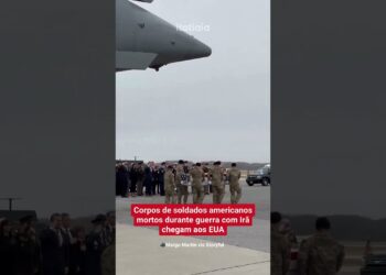 DONALD TRUMP E JD VANCE PRESTAM HOMENAGEM AOS RESTOS MORTAIS DE SOLDADOS MORTOS NO KUWAIT