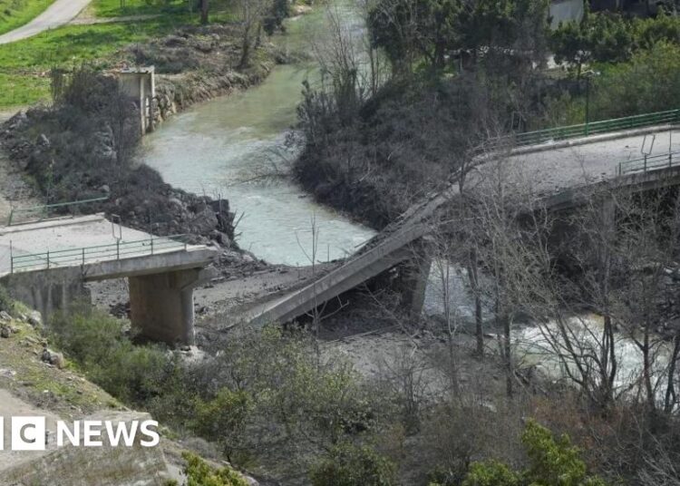Israel destroys river bridges in southern Lebanon