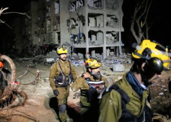 Iranian missile strikes injure 115 in Israel, officers say, puncturing air defenses and stunning the general public