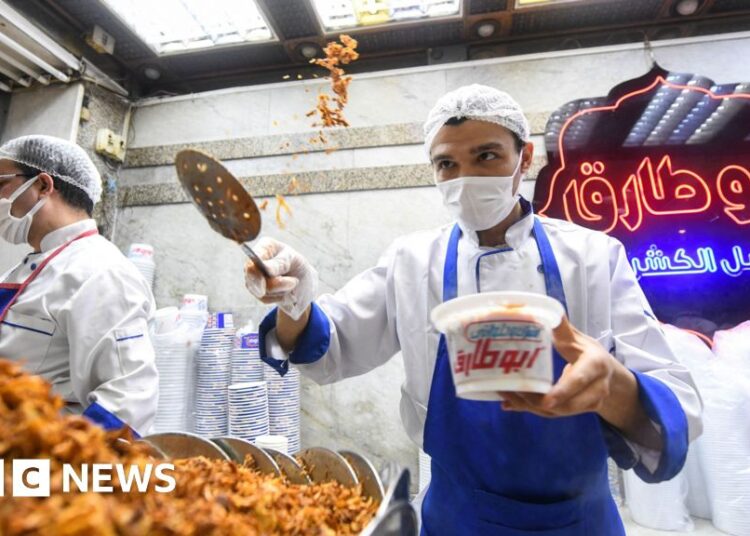 Outlets and eating places in Egypt informed to shut early as vitality disaster deepens – BBC Outlets and eating places in Egypt informed to shut early as vitality disaster deepens – BBC