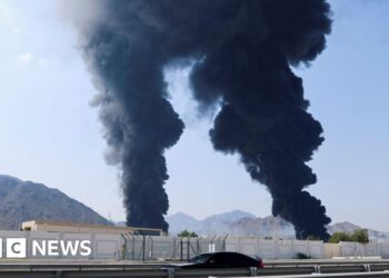 Iran hits key UAE oil port and Dubai airport – BBC Iran hits key UAE oil port and Dubai airport – BBC