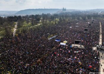 Mass Prague rally hits Babis over democracy considerations