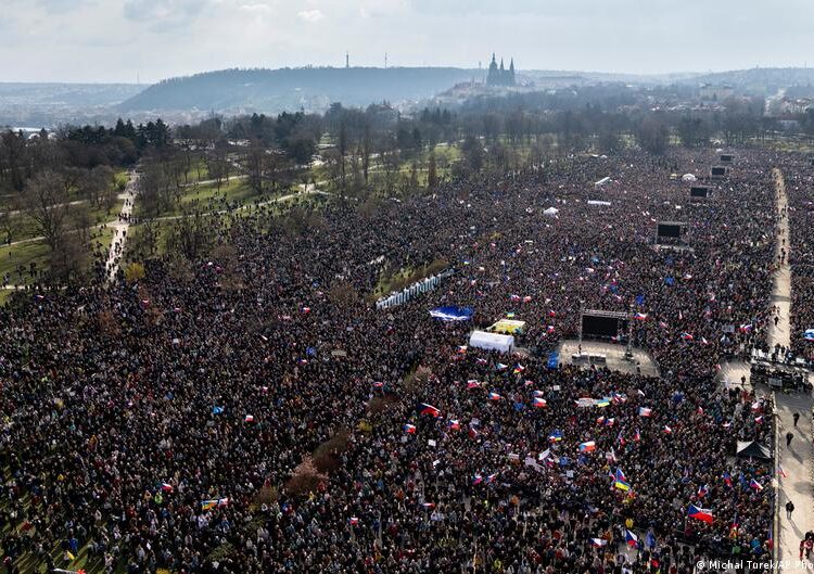 Mass Prague rally hits Babis over democracy considerations