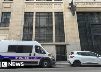 Three arrested in Paris after tried bomb assault outdoors Financial institution of America – BBC
