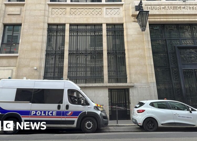 Three arrested in Paris after tried bomb assault outdoors Financial institution of America – BBC Three arrested in Paris after tried bomb assault outdoors Financial institution of America – BBC