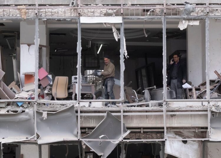 U.S. loss of life toll in Iran warfare rises to six as Trump says marketing campaign may final 5 weeks U.S. loss of life toll in Iran warfare rises to six as Trump says marketing campaign may final 5 weeks