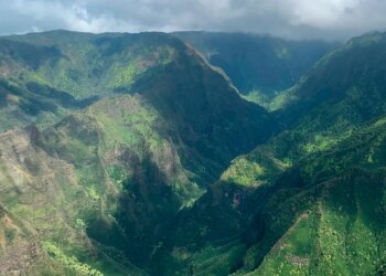Helicopter crash off Kauai, Hawaii kills 3 and injures 2 close to Nā Pali Coast