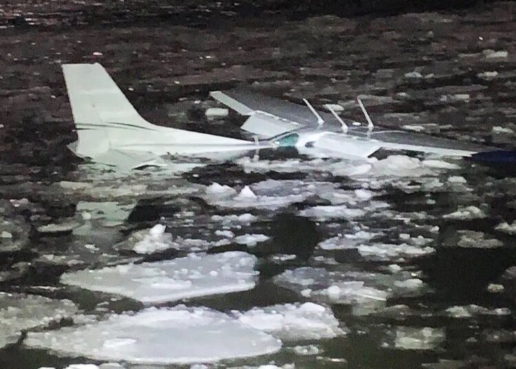 2 rescued after small airplane makes emergency touchdown in Hudson River