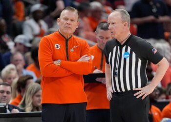 Buzzer malfunction sparks delay in Illinois-Iowa Elite Eight matchup