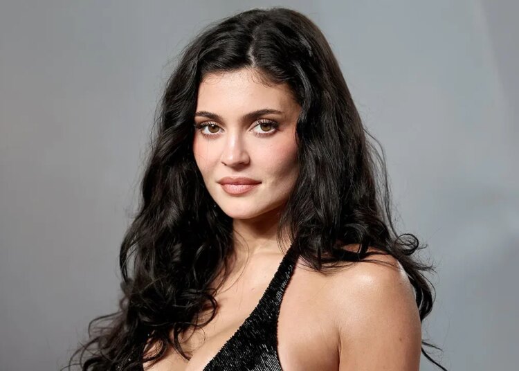 Kylie Jenner enjoys tropical trip whereas itemizing Hidden Hills dwelling for .25M