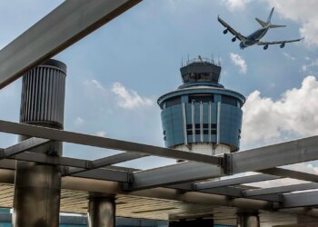 Air Canada jet hits car, forcing New York’s LaGuardia airport to shut