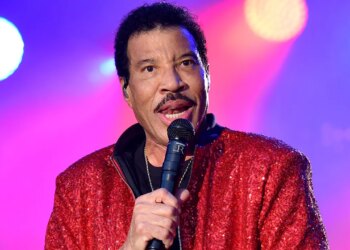 Lionel Richie warns rising stars to embrace followers after weird Chappell Roan incident