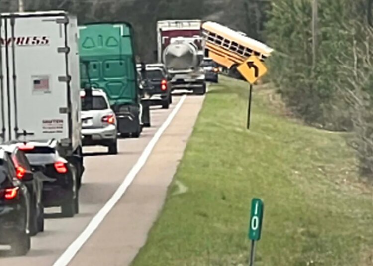 A minimum of 2 college students killed, a number of injured in West Tennessee college bus crash