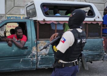 Gang violence erupts on the town in central Haiti