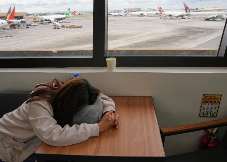 Governments work to extract cititizens from Center East as some flights resume Governments work to extract cititizens from Center East as some flights resume