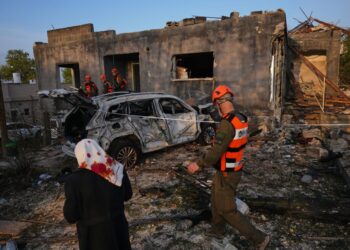 Trump threatens Iran following new wave of assaults on Gulf states and Israel