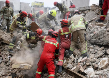 6 U.S. service members killed in navy airplane crash; 1000’s of Marines reportedly being deployed to Center East