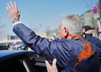 Iran’s Exiled Crown Prince Splattered With Purple Liquid