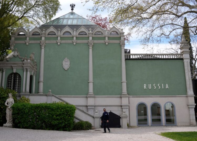 World Artwork Present’s Jury Resigns Earlier than Opening