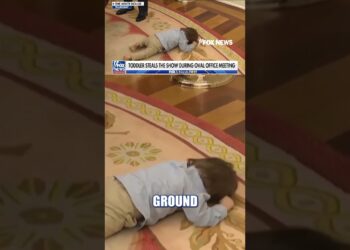 Toddler steals present throughout Trump Oval Workplace occasion #shorts