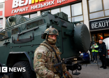 No less than two lifeless as gunman opens fireplace and takes hostages in Kyiv – BBC