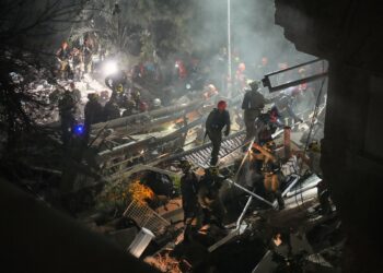 4 injured, 4 feared trapped below rubble in Iranian missile strike on Haifa constructing