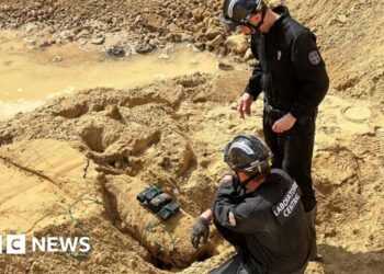 Hundreds of Parisians evacuated as WW2 bomb detonated in situ – BBC