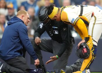 CB Bucknor leaves sport after taking foul tip to facemask