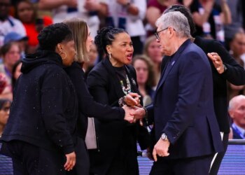 Geno Auriemma refuses handshake after shouting match with Daybreak Staley