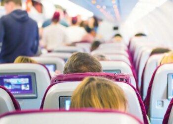 United Airways mother and father in first-class left children alone in coach passenger says United Airways mother and father in first-class left children alone in coach passenger says