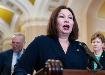 Sen Duckworth calls for TSA carry again shoes-off airport safety coverage