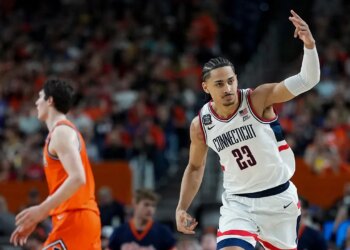 UConn wins Remaining 4 matchup over Illinois