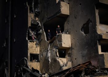 Iran battle reside updates: Kuwait blames Iran for drone strikes as Trump casts doubt on ceasefire Iran battle reside updates: Kuwait blames Iran for drone strikes as Trump casts doubt on ceasefire