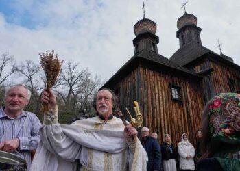 Russia and Ukraine commerce blame over Easter truce violations