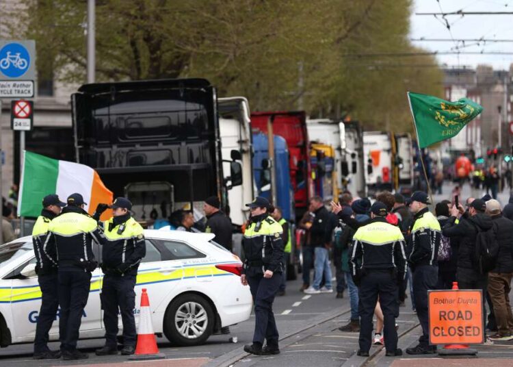 Eire’s gas blockades result in main freeway closures and shortages Eire’s gas blockades result in main freeway closures and shortages